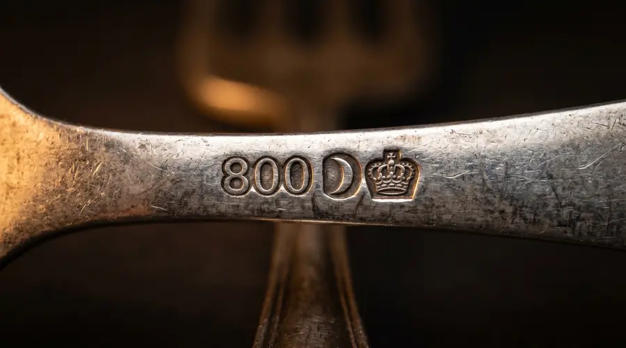Silberpunze 800 mit Halbmond und Krone – Nahaufnahme auf Besteck